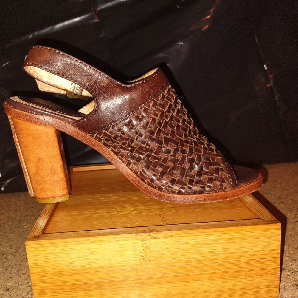FRYE COMPANY Brown Woven Heeled Sandals